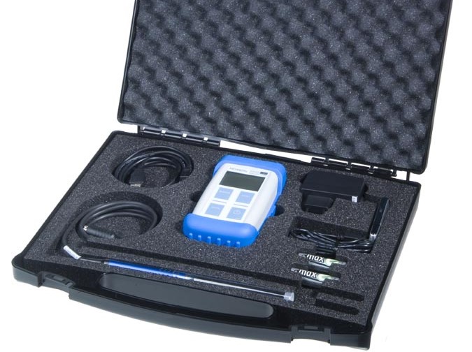 HGM09s m�gneses indukci� m�r�m�szer transzverz�lis m�r�szond�val, DC �s AC m�gneses mez�kre